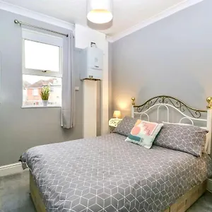 Holiday home Homely Haven: Spacious 4-bedroom With Free Parking & Fast Wi-fi, Bournemouth