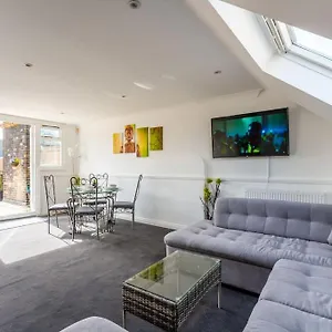  Apartment Roof Terrace Two Bedroom - Walk To United Kingdom