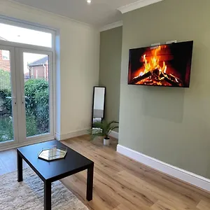  Apartment Whole House Modern Two Bedroom In - Free Parking United Kingdom